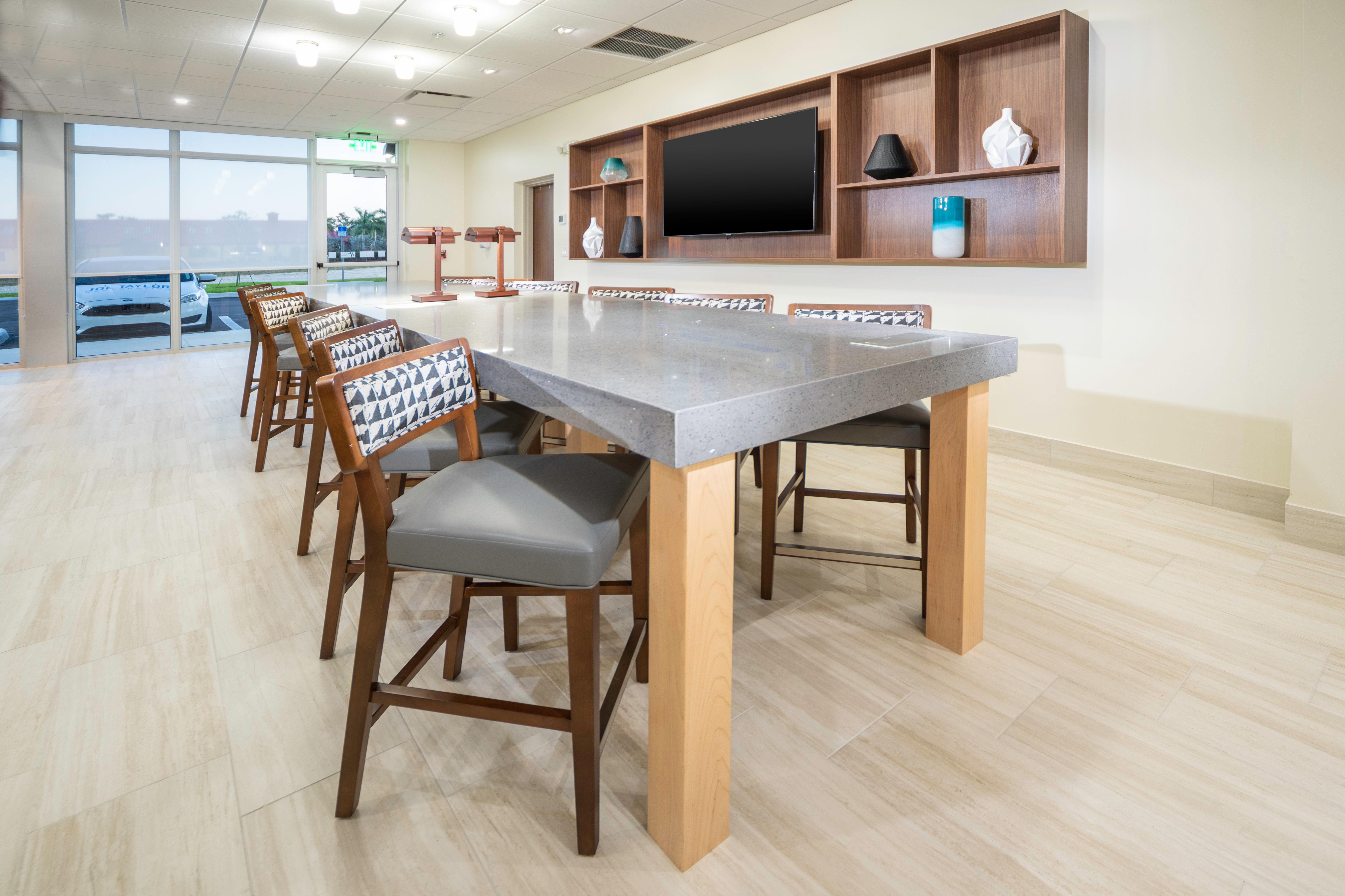 Holiday Express & - Airport By Ihg Hotel Fort Myers