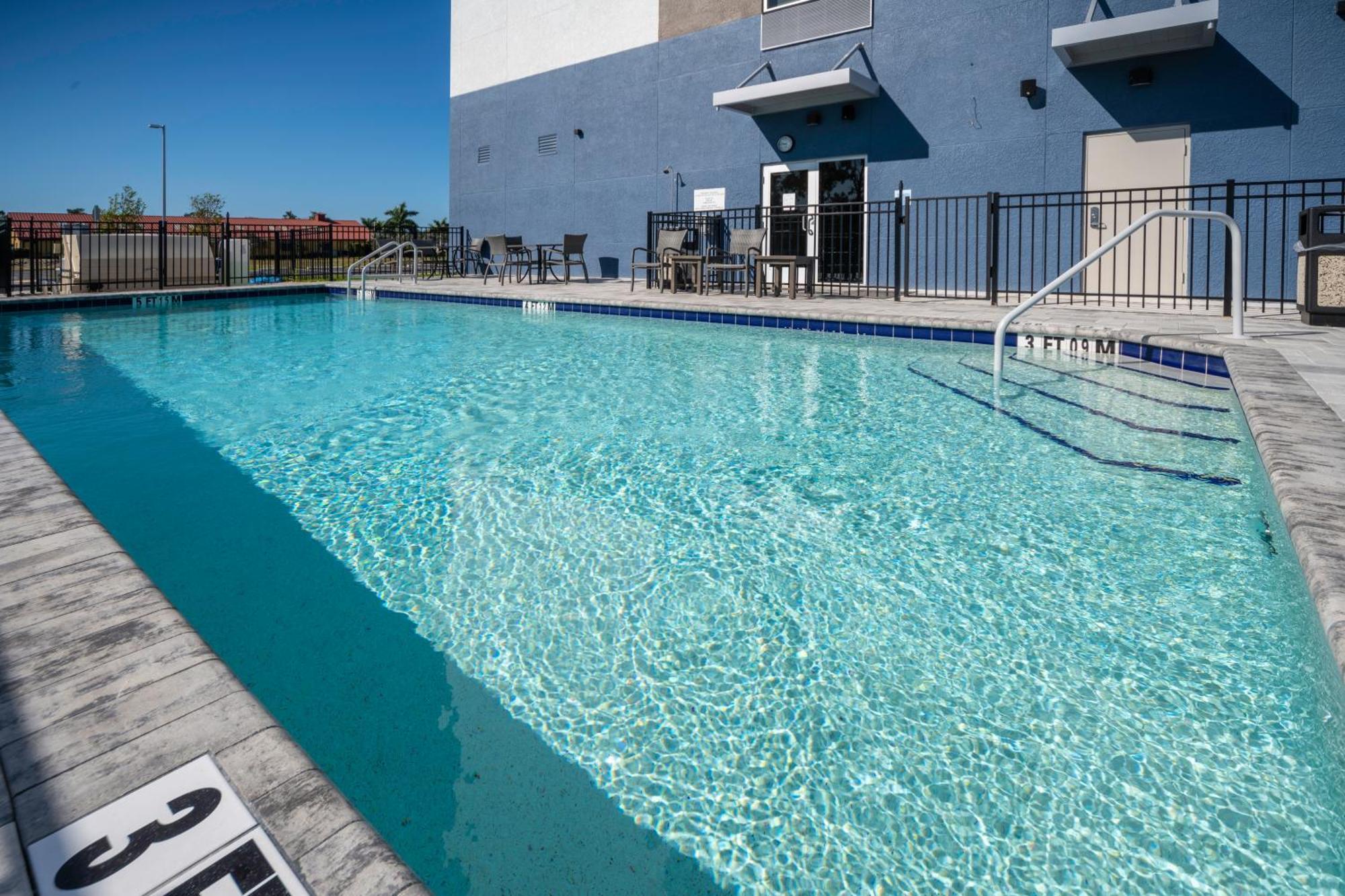 Holiday Express & - Airport By Ihg Hotel Fort Myers